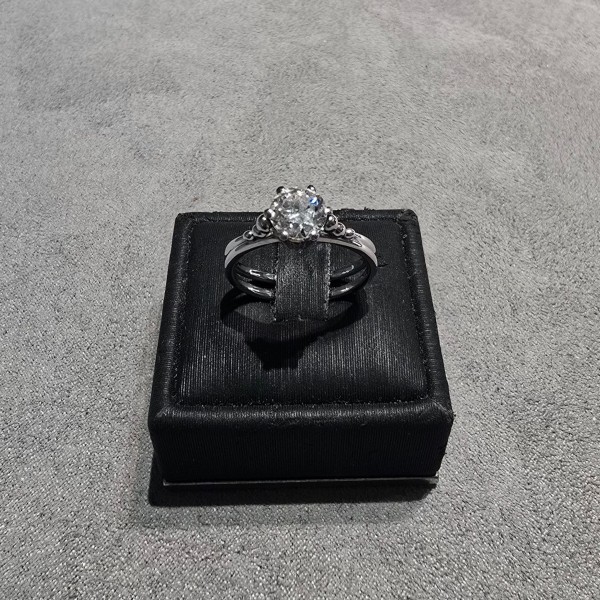 Anello Solitario con gambo e contorno