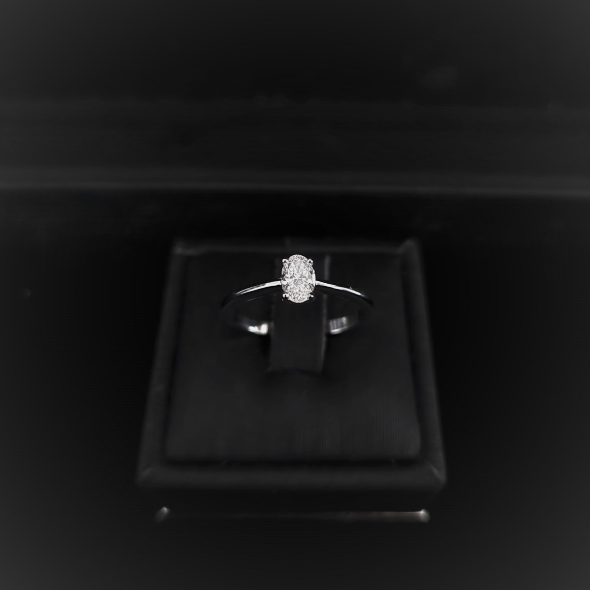 Anello solitario con diamante taglio ovale